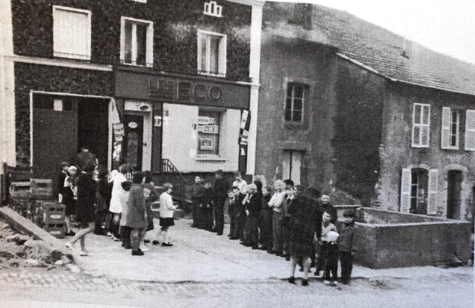 Le magasin "Les Eco" tenu par la famille Gerardon, dont Georgette fut la dernière gérante (Photo 1968).