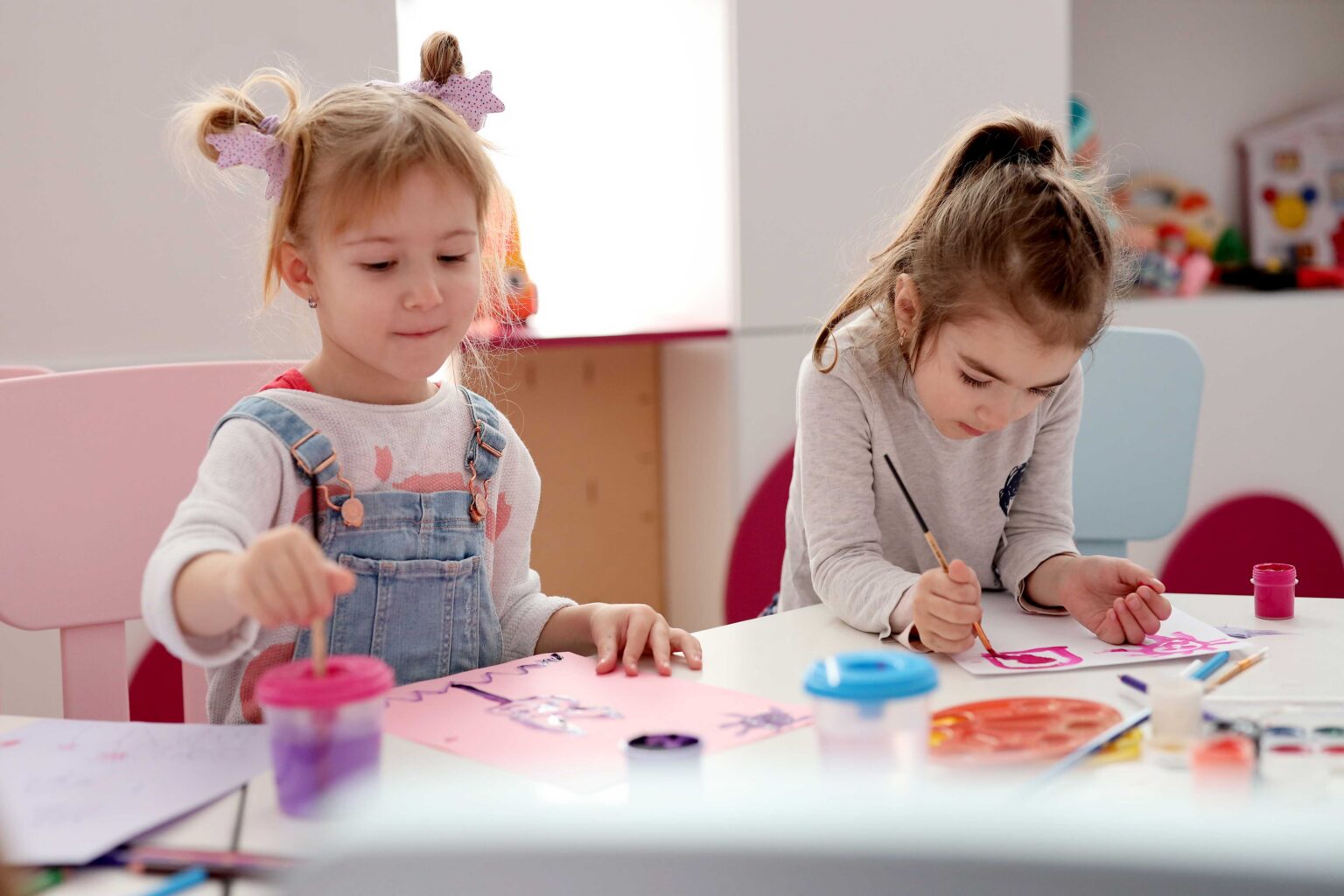 Filles en classe de peinture