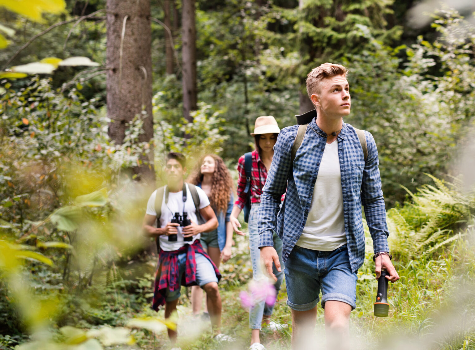 Ados en randonnée en forêt