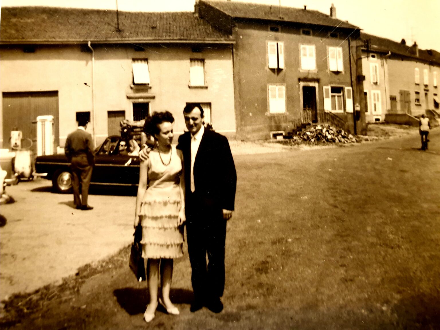 Photo des années 60, on aperçoit, en face l'ancienne poste, et sur la gauche, la station service qui permettait aux habitants de faire le plein.