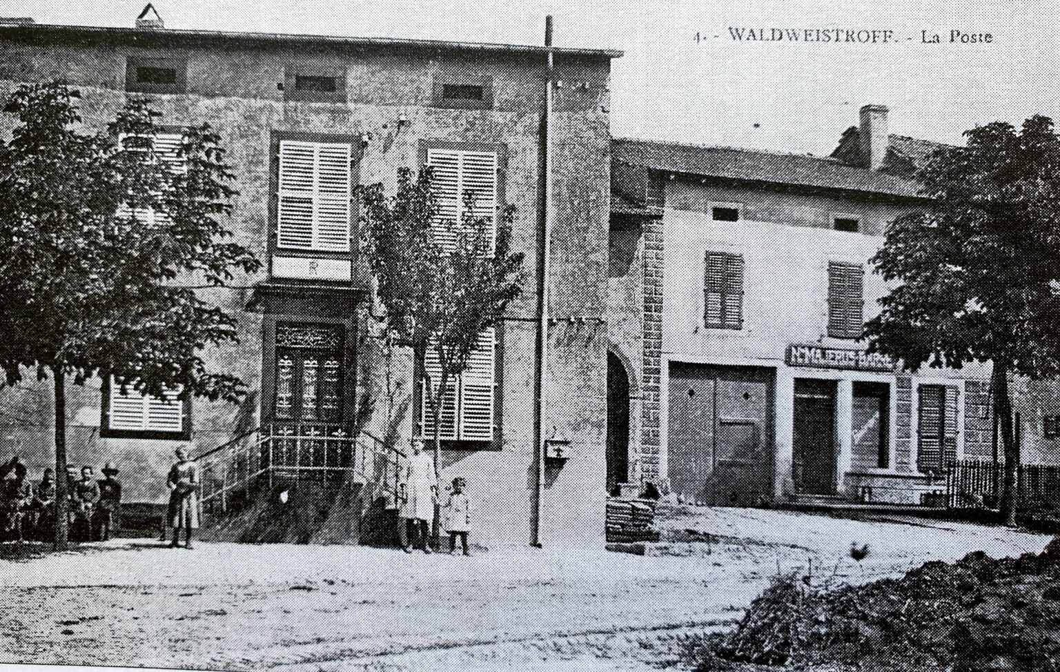 A gauche ancienne Poste et à droite la Boulangerie Majérus qui resta là jusqu'en 1947.