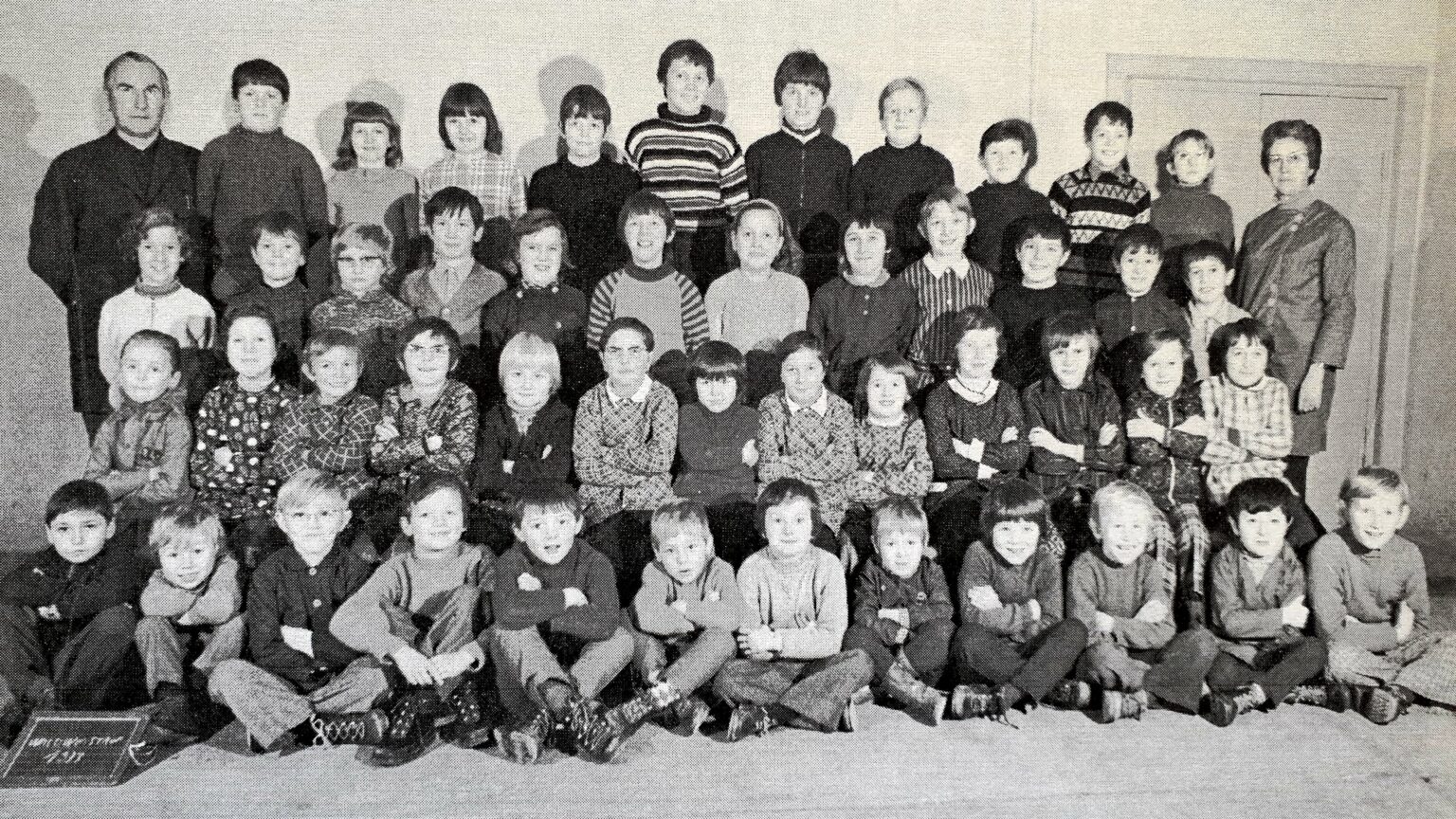 Deux classes d'élèves de 5 à 12 ans. Photo prise à la nouvelle école sous le préau.