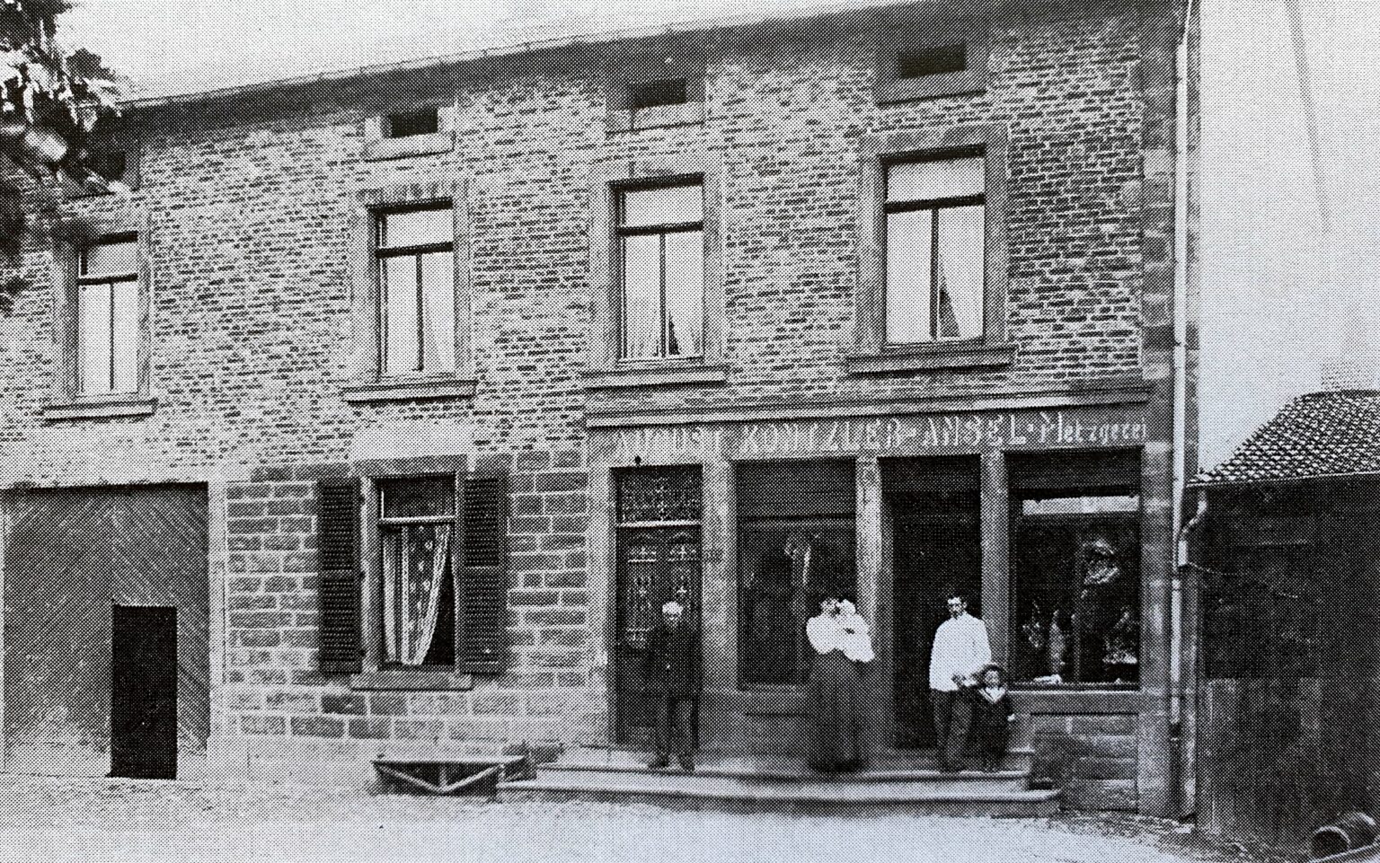 Photo de 1913 où l'on aperçoit le boucher Auguste Kontzler-Ansel et sa famille.