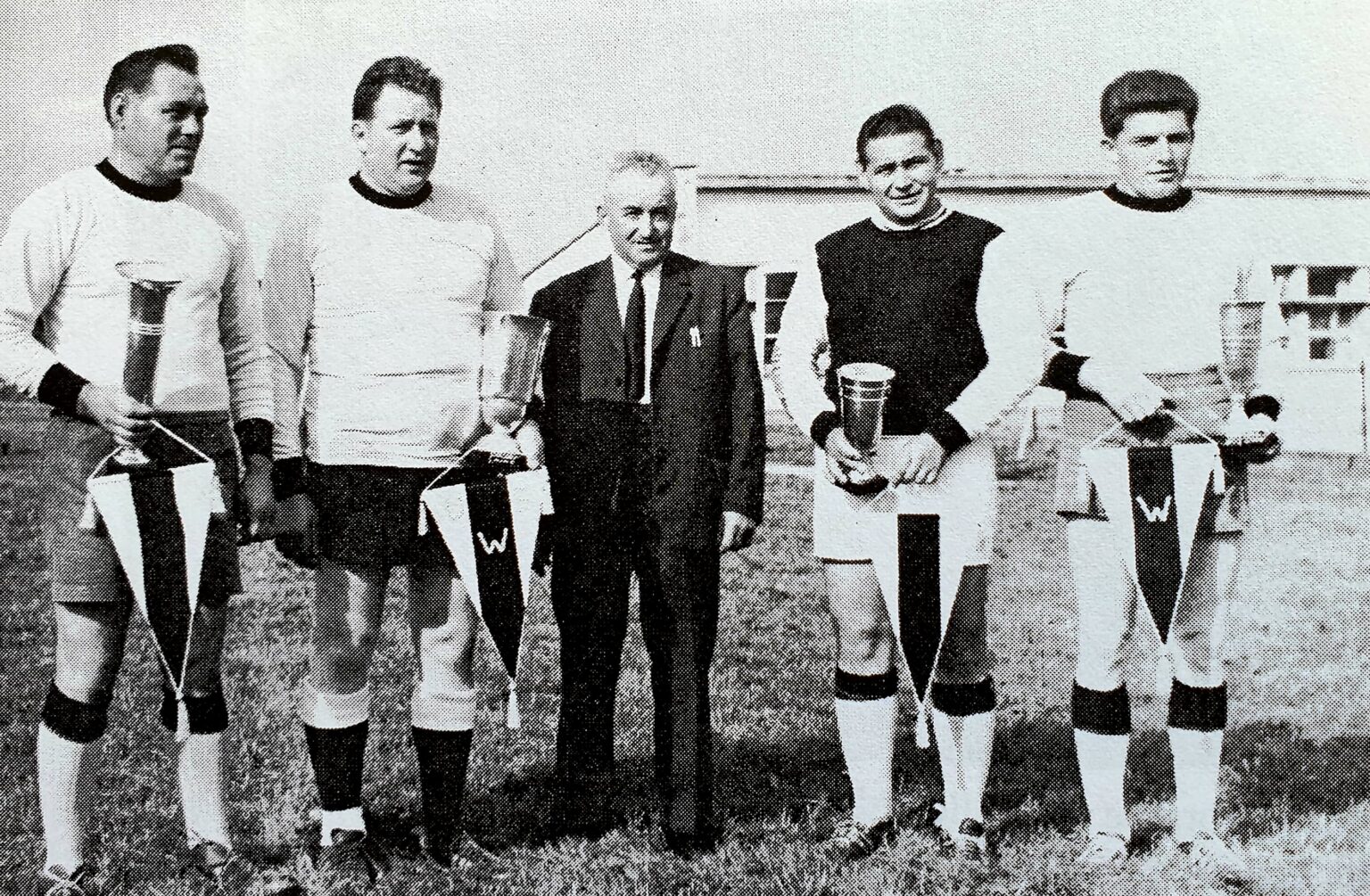 Remise de coupes et de fanions par le Maire M. Alphonse Kontzler (sur le tout récent stade de l'USW devant l'école).