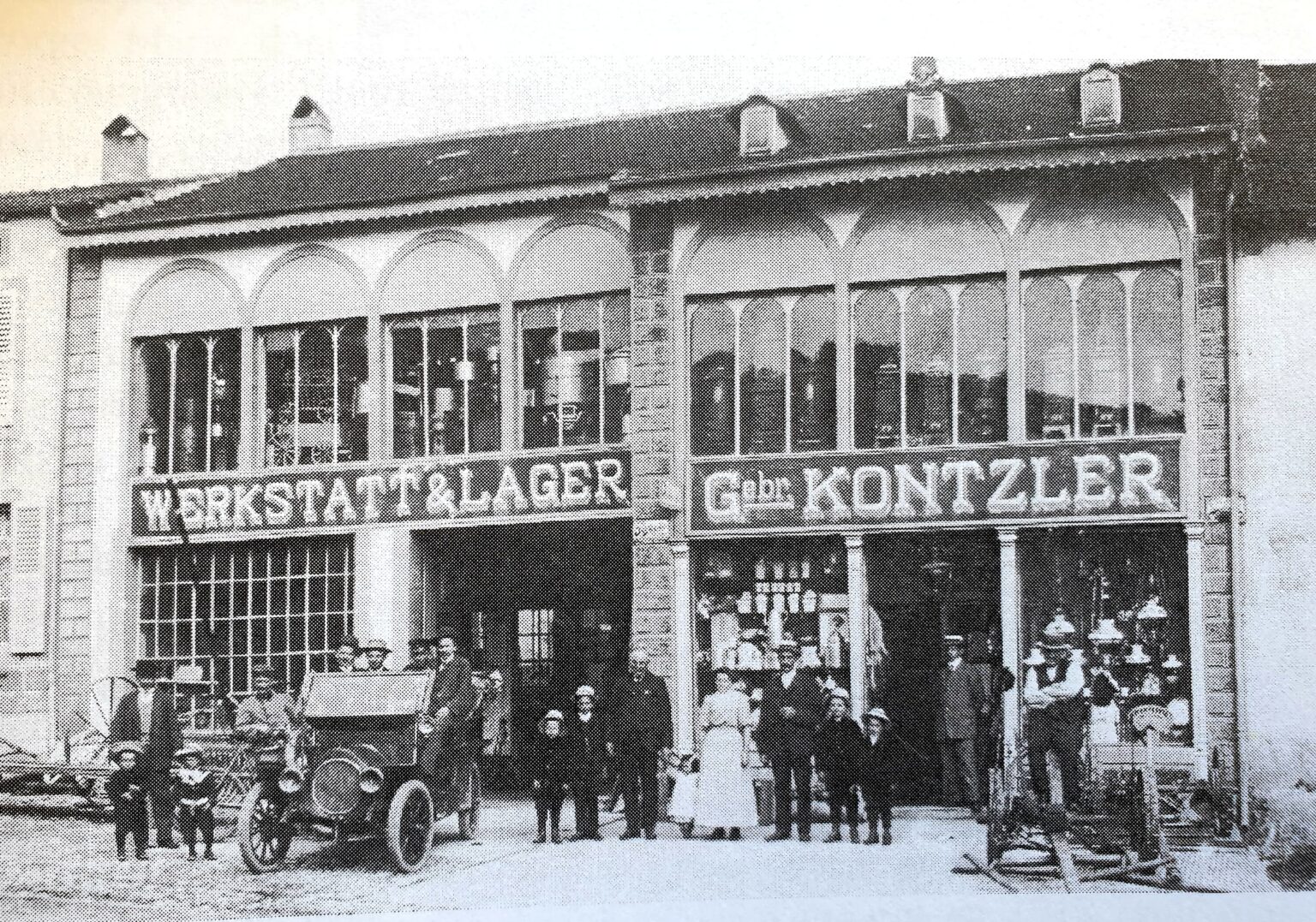 Au carrefour central, l'atelier de mécanique et la quincaillerie des frères Kontzler (vers 1912).