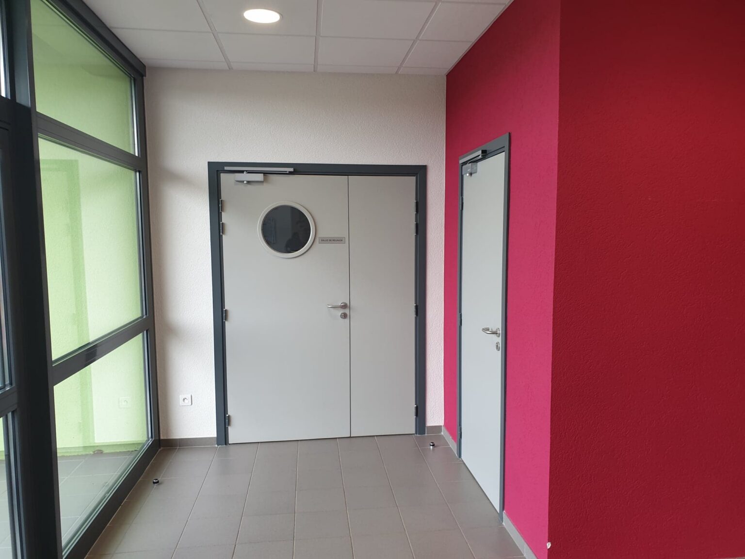 Ci-dessous, on distingue le hall d'entrée qui donne accès : sur sa gauche à la petite salle, tout droit à la grande salle et à son vestiaire et sur sa droite aux toilettes.