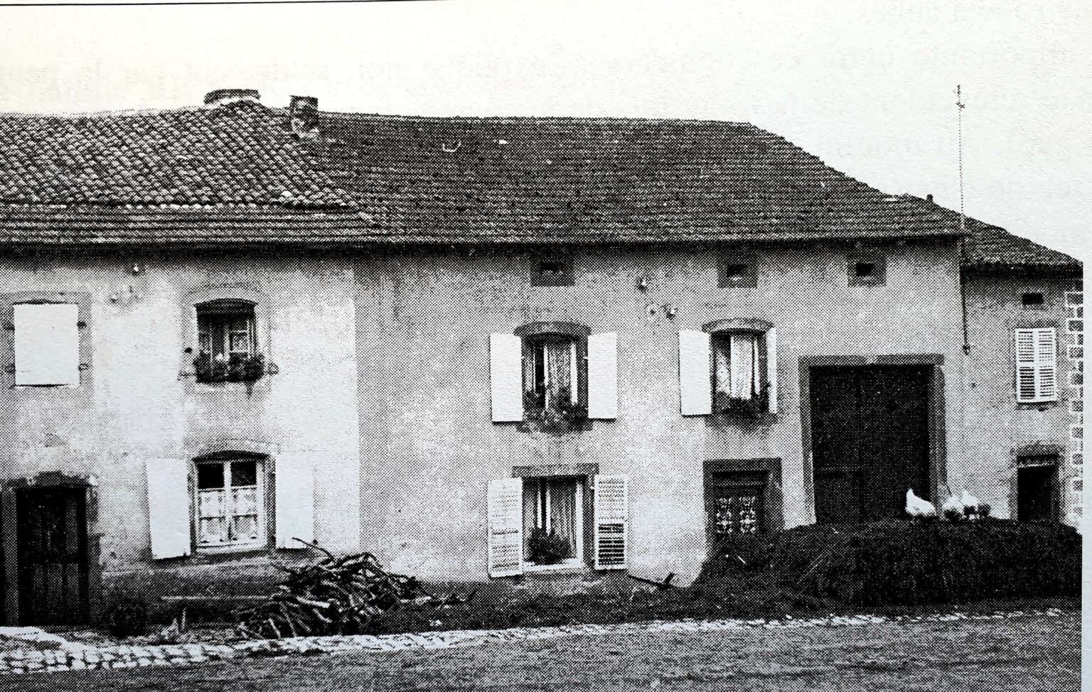 Ces maisons situées au bas de la colline, avaient la particularité d'avoir en sous-sol un canal qui coulait.