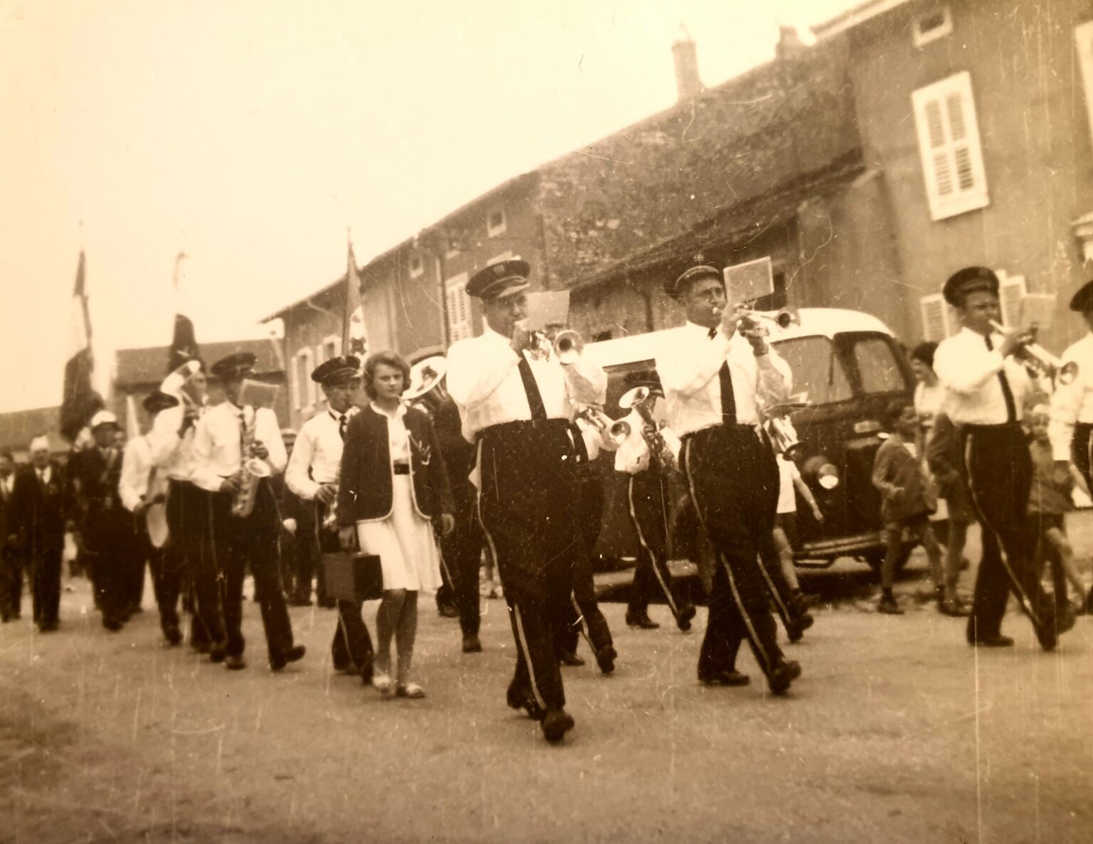 Défilé en fanfare à l'occasion d'un Tournoi de Football (le 2 juillet 1962).