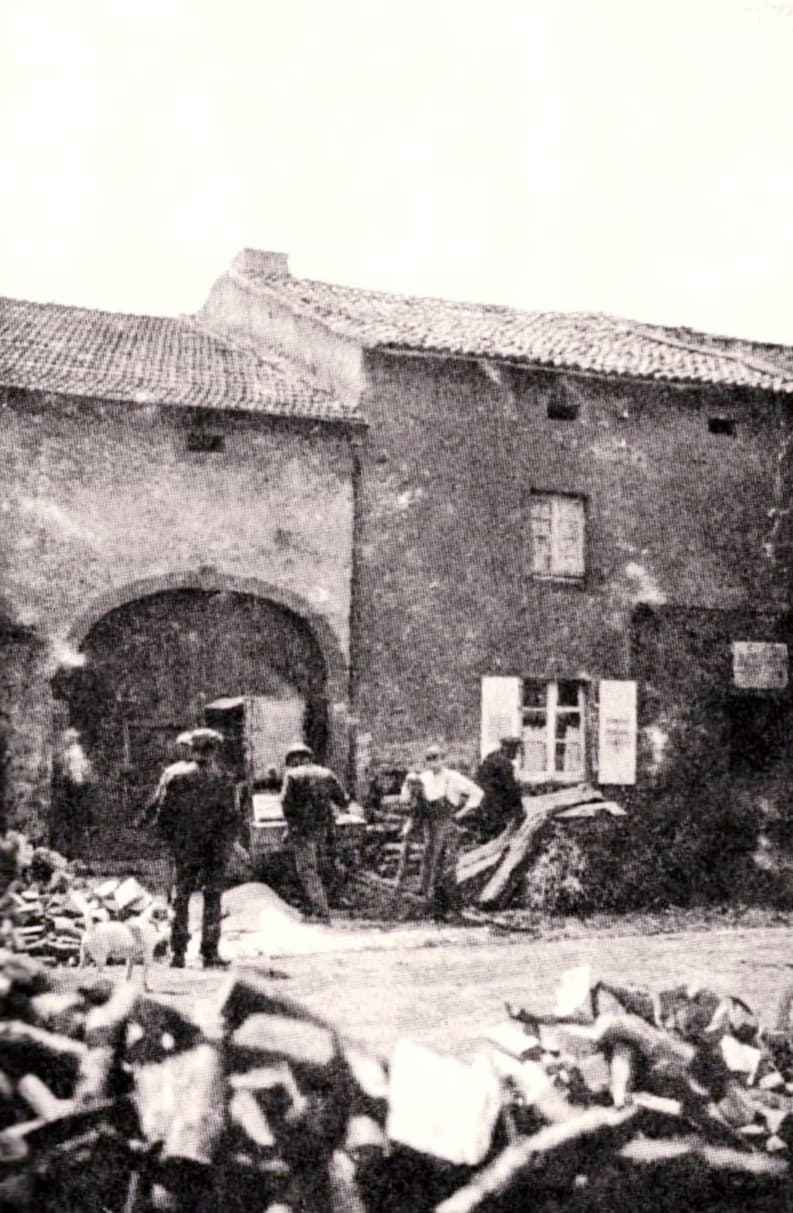 Voici les villageois dans les années 1930 qui sont en train de scier du bois devant la maison Salmon.