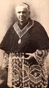 Portrait d'un ecclésiastique âgé, en camail noir sur un surplis de dentelle, une décoration suspendue à un ruban sur la poitrine.