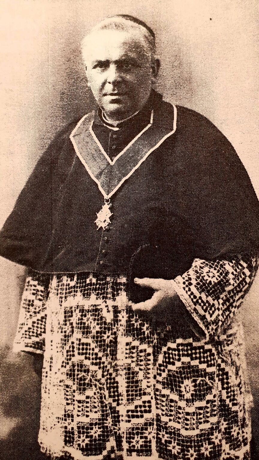 Portrait d'un ecclésiastique âgé, en camail noir sur un surplis de dentelle, une décoration suspendue à un ruban sur la poitrine.