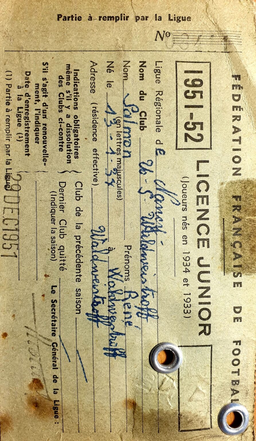 Une licence junior de la Fédération française de football pour la saison 1951-52, remplie à l'encre bleue au nom de Salmon René, né le 13 juillet 1934 à Waldweistroff, club de l'Union sportive de Waldweistroff, avec le cachet d'enregistrement du 29 décembre 1951.