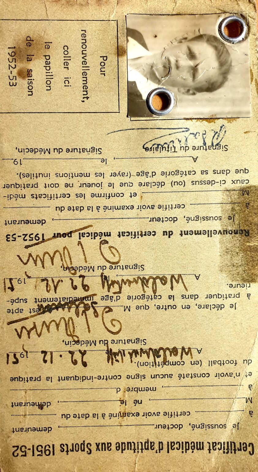 Le verso de la licence : le certificat médical d'aptitude aux sports pour 1951-52, signé par le médecin à Waldweistroff les 22 et 27 décembre 1951, l'emplacement du renouvellement pour 1952-53 resté vide, et la photographie d'identité du titulaire rivetée en haut.