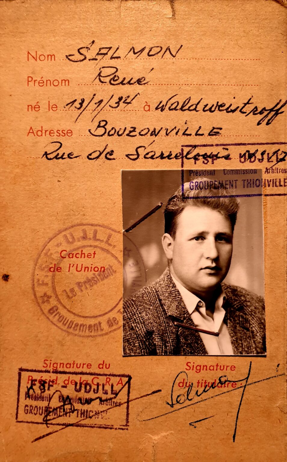 L'intérieur de la carte d'arbitre : le nom Salmon René, né le 13 juillet 1934 à Waldweistroff, domicilié à Bouzonville, avec la photographie d'identité du titulaire en veste de tweed, les cachets du groupement de Thionville et les deux signatures.
