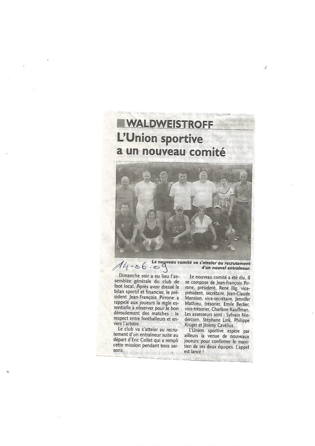 Coupure de presse titrée « L'Union sportive a un nouveau comité », datée à la main du 14 juin 2009 : la photographie montre le comité sur le terrain, sept personnes debout et cinq accroupies ; l'article rend compte de l'assemblée générale et nomme les membres élus.