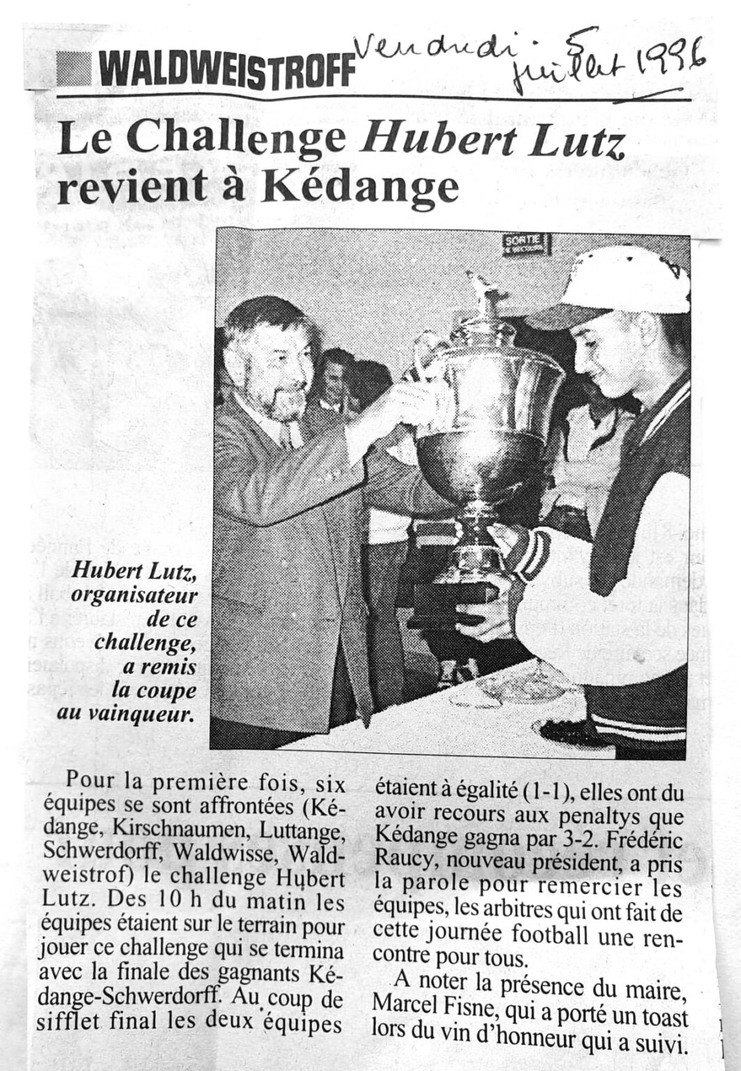 Coupure de presse titrée « Le Challenge Hubert Lutz revient à Kédange », datée à la main de juillet 1996 : la photographie montre l'organisateur remettant la coupe au capitaine vainqueur ; six équipes s'étaient affrontées, Kédange l'emportant en finale aux tirs au but.
