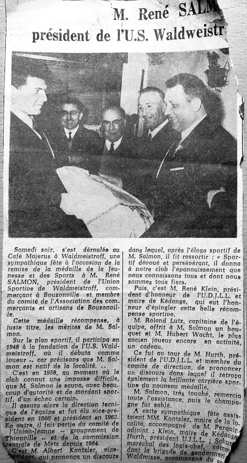 Coupure de presse titrée « M. René Salmon, président de l'U.S. Waldweistroff » : la photographie le montre recevant la médaille de la Jeunesse et des Sports au café Majérus ; l'article retrace sa carrière, joueur en 1948, vice-président en 1960 puis président en 1962.