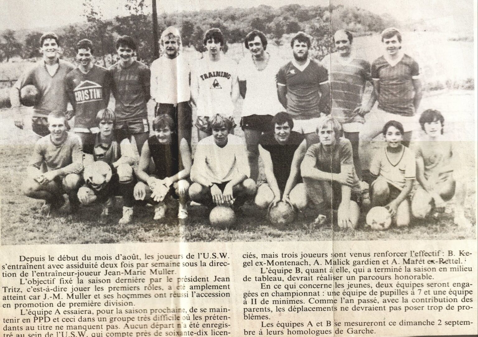 Coupure de presse illustrée d'une photographie de l'effectif à l'entraînement, une vingtaine de joueurs en tenues dépareillées, ballons au sol : l'article annonce la reprise des entraînements deux fois par semaine sous la direction de l'entraîneur-joueur Jean-Marie Muller, l'accession en promotion de première division et les deux équipes de jeunes engagées en championnat.