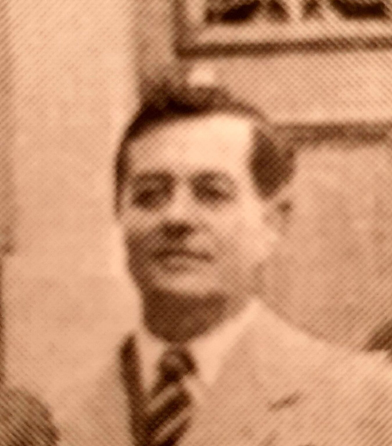 Portrait ancien d'un homme en costume et cravate, tiré d'une photographie au grain très marqué.
