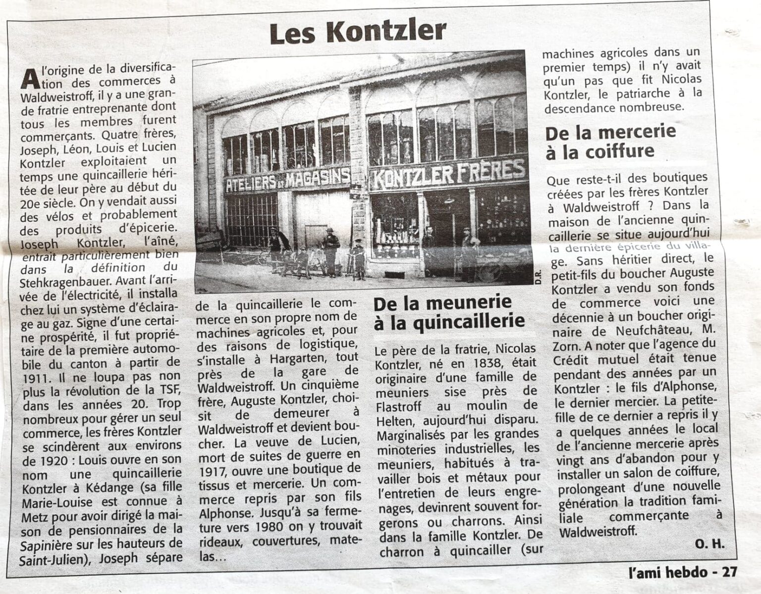 Coupure de presse intitulée « Les Kontzler », parue dans l'ami hebdo : trois colonnes de texte sur la fratrie de commerçants du village, et une photographie de la devanture « Ateliers et Magasins — Kontzler Frères ».